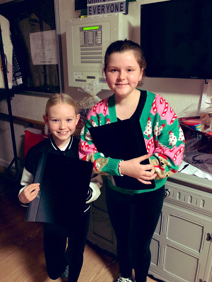 Wedi perfformio yn nhŷ gofal Y Plas, Felinfoel heno efo côr ieuenctid <a href="/MenterCGE/">MenterCwmGwendraethElli</a> 🎤🎄Da iawn chi 👏
<a href="/YGBrynsierfel/">YG Brynsierfel</a>