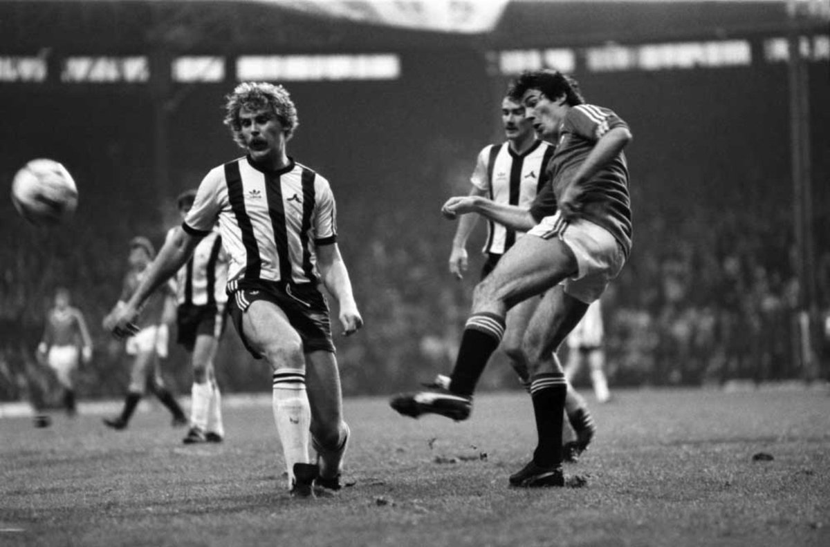 11/12/1982. 4-0 against Notts County at OT. Frank Stapleton in action. #mufc