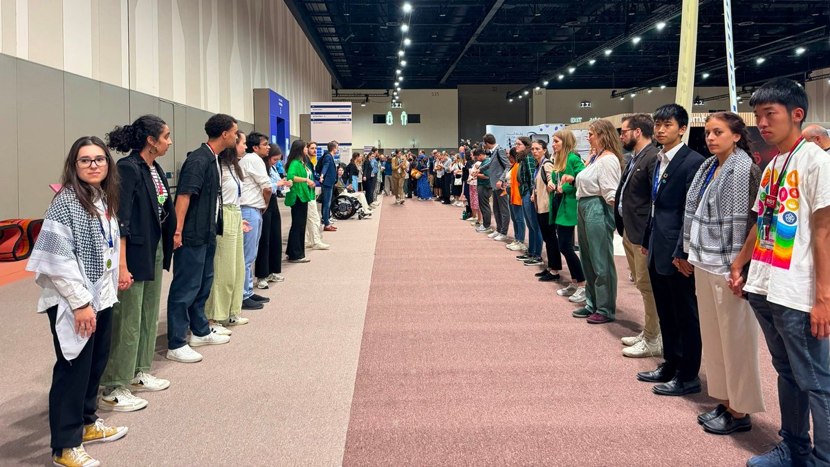 📸 As the negotiations stretch into the night, people line the entrance to the meeting rooms at #COP28. Together, they are forming a human chain — joining the call for negotiators to #HoldTheLine and deliver a fast, fair, forever, full and funded phaseout of fossil fuels.