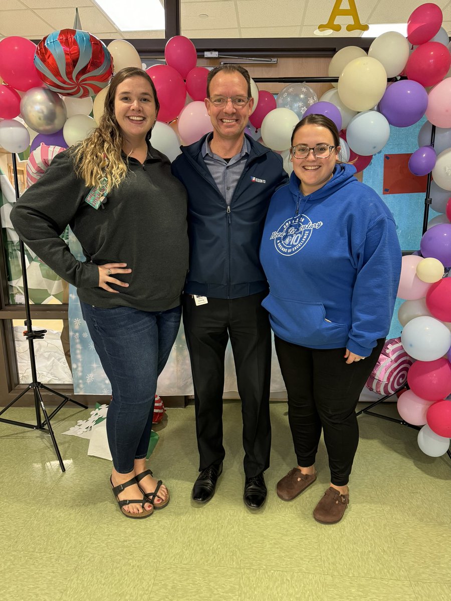 megan_pehl's tweet image. It was so great to see Dr. Gearing today at Reed! We loved getting to chat about our school and our fun 5th graders! Come back anytime for some new stories and to see more of our elaborate decor! 😂 #LeadReed #flearning #5thGrade