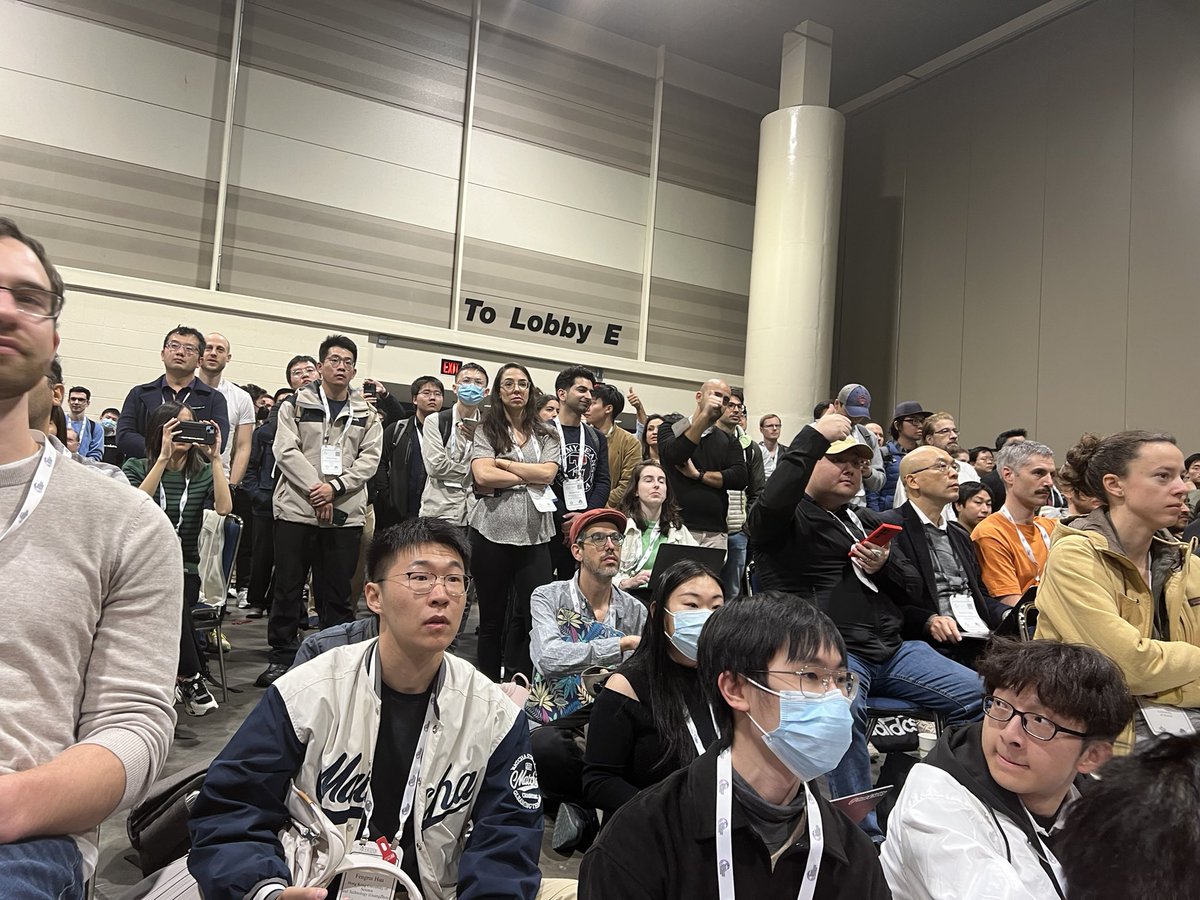 More than a full house (a fire hazard 🔥) attenance for @AndrewYNg tutorial on App development with LLMs #NeurIPS2023