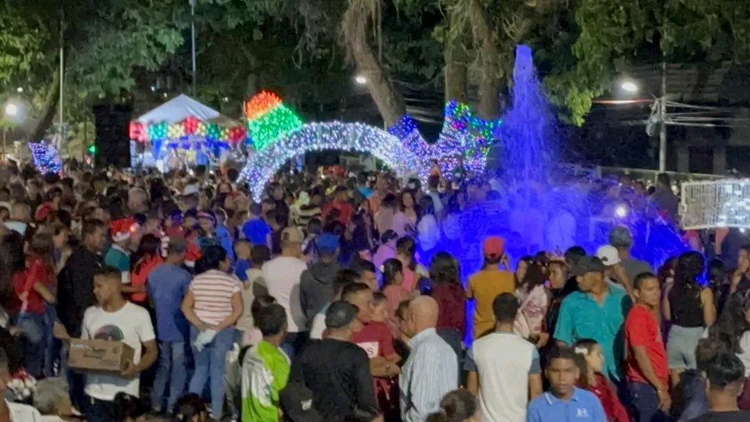 Upata hermosa iluminada con navidad. Las Plazas Bolívar y Aniversario iluminan la ciudad dónde la familia disfruta de espacios públicos lleno de alegría y colorido, dándole la bienvenida a la época más hermosa del año. @NicolasMaduro @dcabellor @ConMaduroMas_ #NavidadEnSoberanía