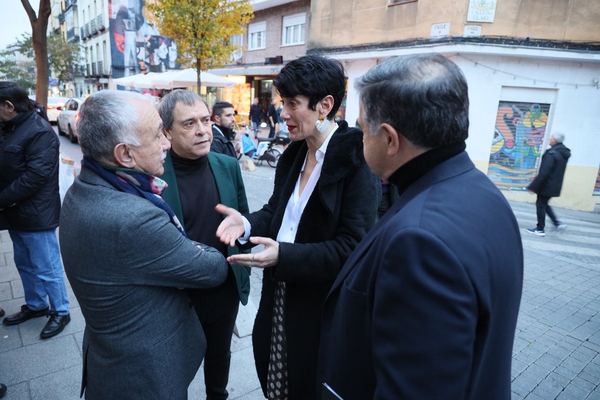 SaizElma's tweet photo. También por permitirme entregar el premio Trabajo y Deporte a la gran @garciaperezmari, a la que admiro.

Y por crear un espacio de alegría, escucha y buenos valores. Con @ernesturtasun, @SG_UGT, Mariano Hoya, Félix González... ¡y Serrat! 🥰 https://t.co/AjsJE9uIRt