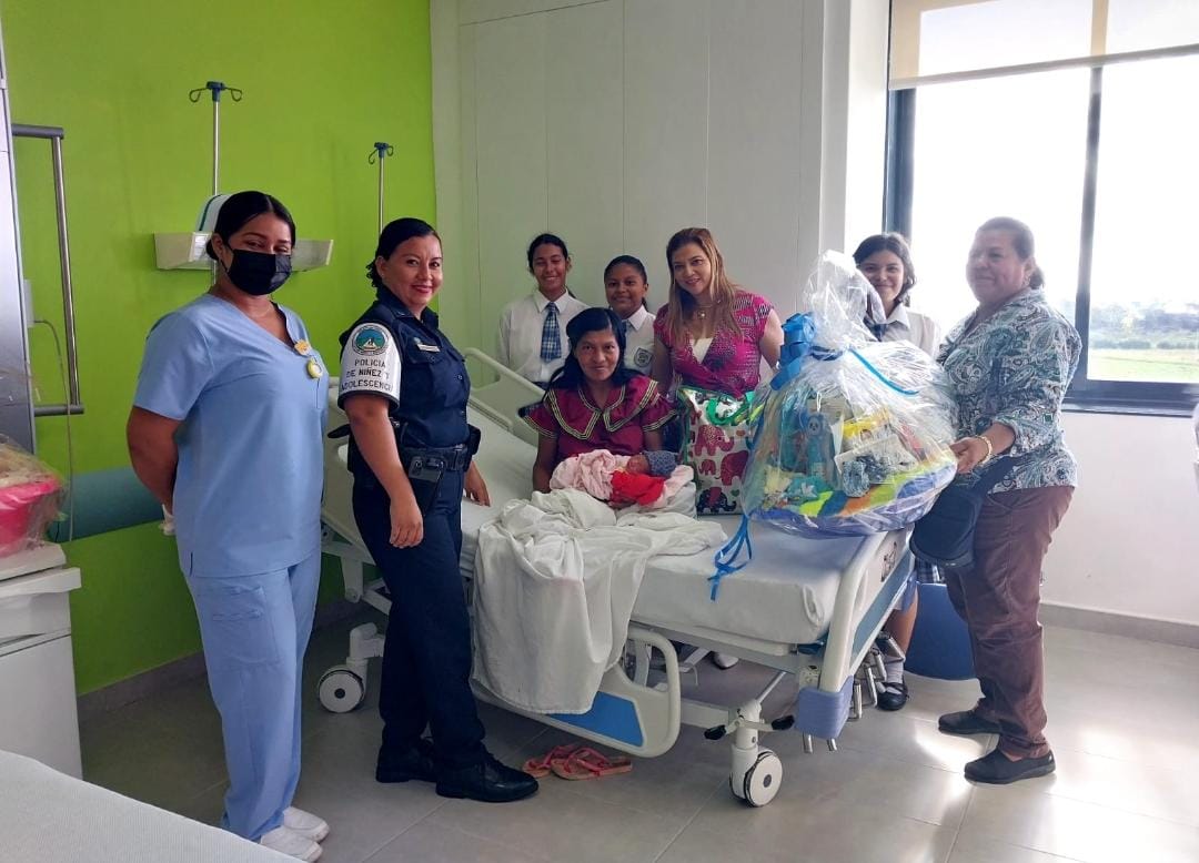 policiadepanama's tweet photo. #Veraguas | Junto a estudiantes del Programa de Desarrollo Humano #JOCODE del Centro Educativo Belisario Villar, hicimos entrega de canastillas a dos madres, en la sala de maternidad del Hospital Dr. Luis "Chicho" Fábrega de Santiago. #BuenaAcción https://t.co/thIgX6i918
