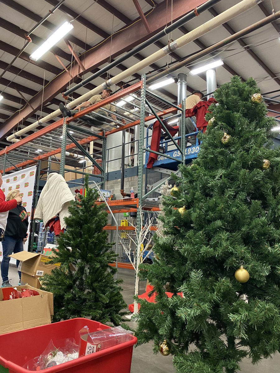 LastMinToyStore's tweet photo. Sights and scenes from decorate and set-up Day 2!! We cannot thank our volunteers enough for their community service and @chickensaladchi for providing lunch for them. https://t.co/jgYcsE924x