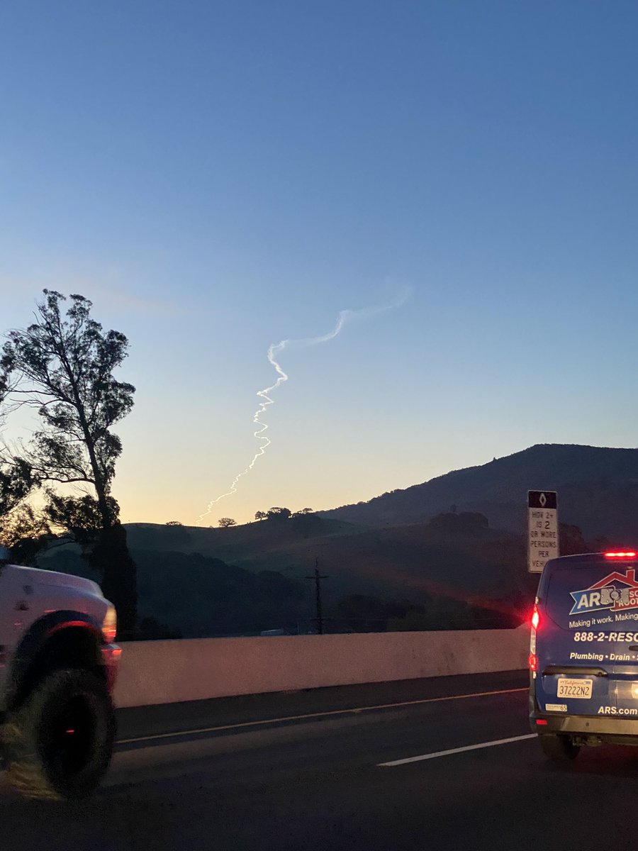 goingdeep2014's tweet image. Good morning X,
Wife saw this while sitting in traffic this morning. Does anyone know if there was any missile launches this morning at the Sonoma/Marin county line.