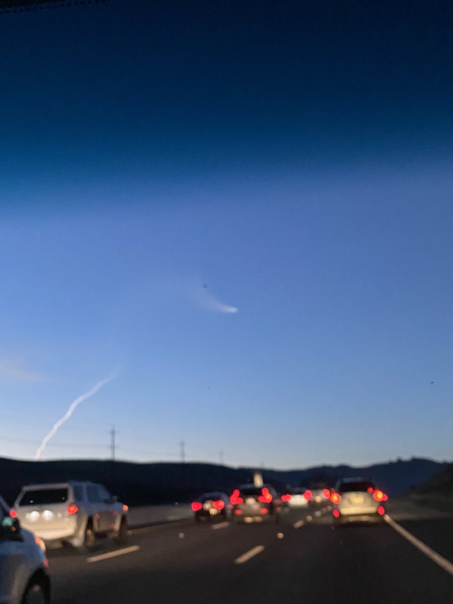 goingdeep2014's tweet image. Good morning X,
Wife saw this while sitting in traffic this morning. Does anyone know if there was any missile launches this morning at the Sonoma/Marin county line.