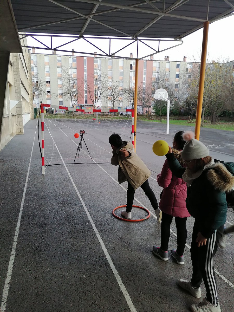 Journée handball à l'école élémentaire général Carré 
Toutes les classes et leurs enseignants mobilisés pour cette journée sportive 🥅
Bravo à tous ! 👏
Merci au comité Marne ffhandball pour l'organisation !
#comitemarneffhandball