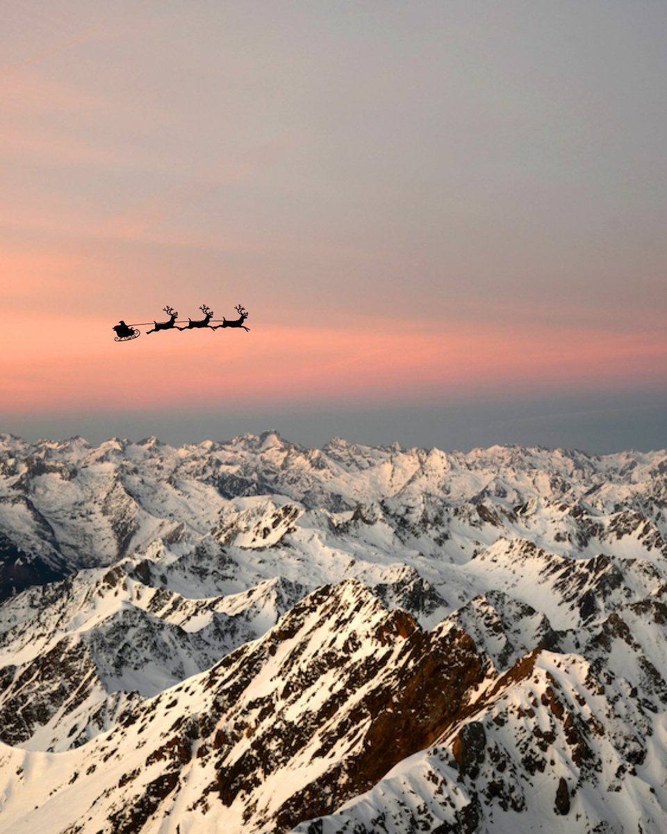 [🎁Joyeux Noël] Les cadeaux distribués, il est temps de rentrer…Un petit crochet pour survoler les jolies montagnes enneigées du Pic du Midi et direction le Pôle Nord 🎅 🎄 Nous vous souhaitons à tous un Joyeux Noël ! #VoyageOccitanie