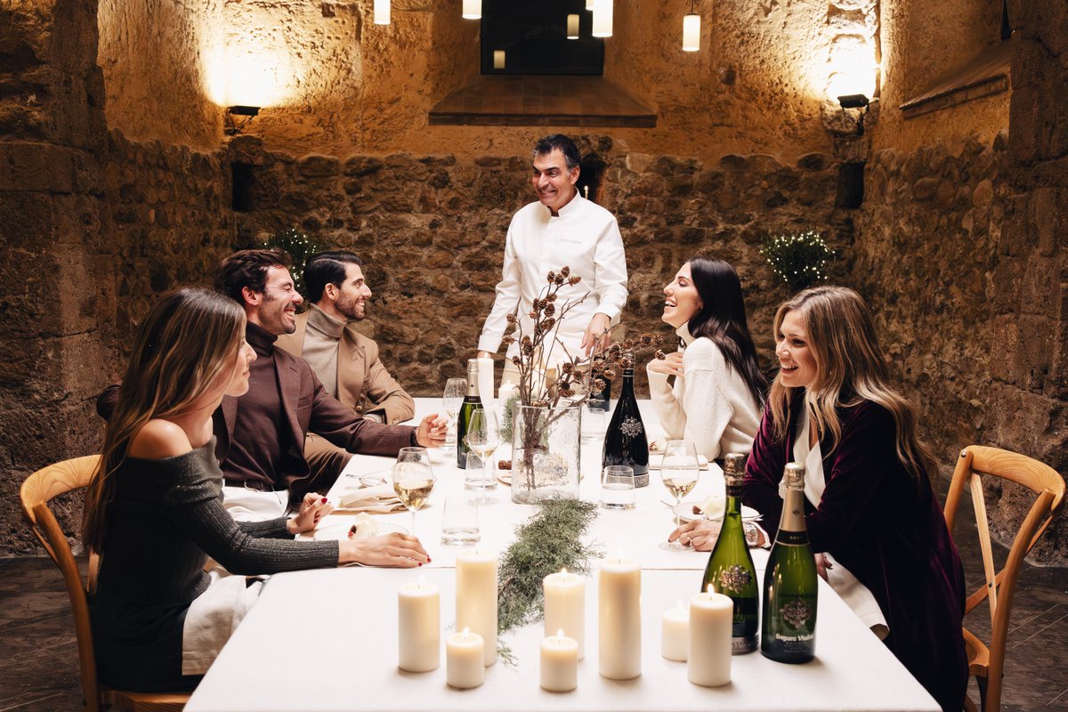 Pronto descubrirás El Menú que Ramon Freixa ha preparado a unos invitados muy especiales en nuestra bodega #SeguraViudas que rinde homenaje a aquello que nos hace únicos, nuestras raíces.

#RespetoPorLasRaíces #Navidad2023