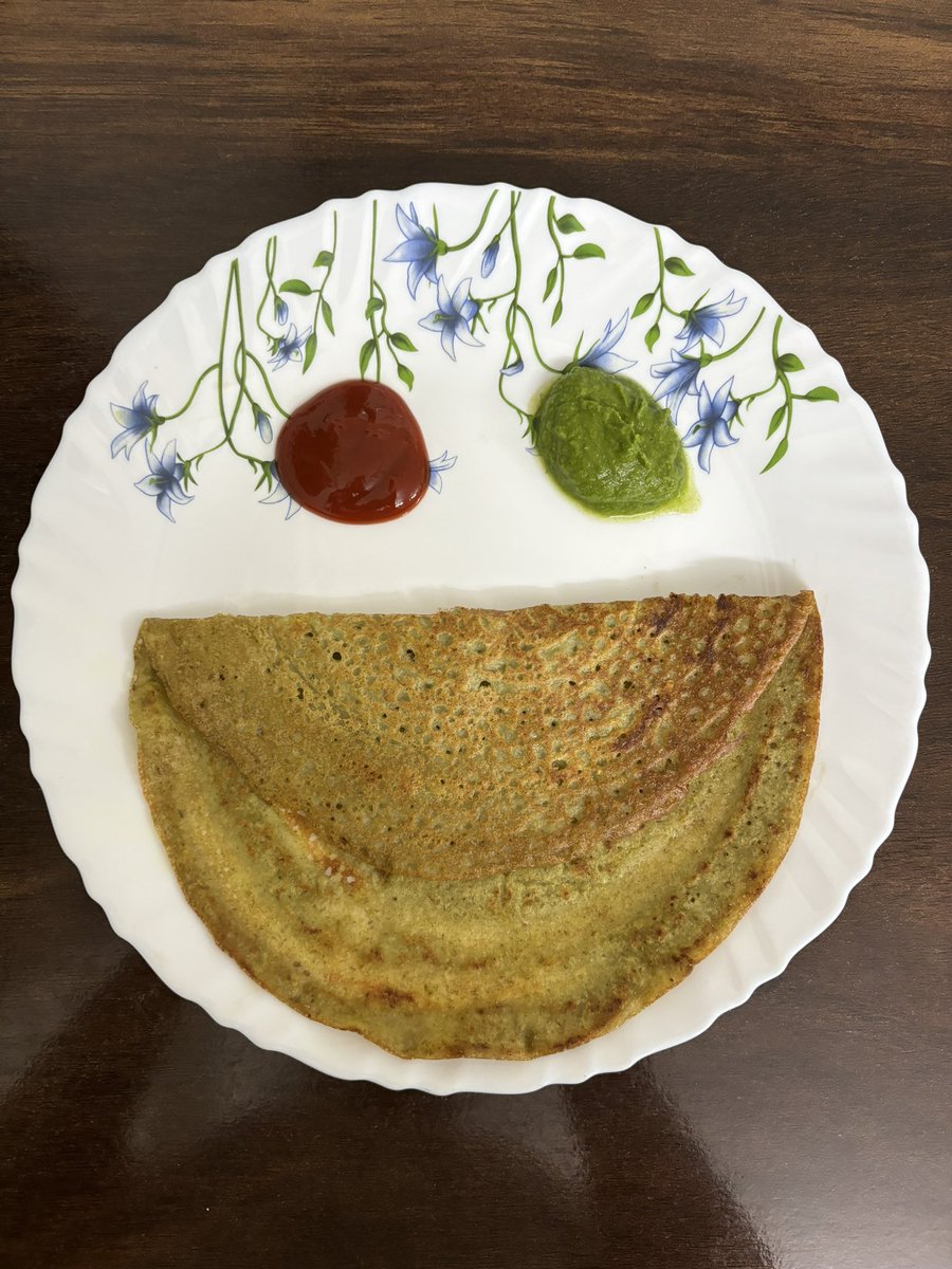 Moonglette 🍴

Recipe - soak 1 cup chhilka moong daal, 1/2 cup rice, 1/2 cup masur daal for 4-5 hrs.
Grind the soaked daal with some garlic, ginger, chillies, fresh coriander. Add salt to taste.

Make dosas. Serve with ketchup and chutney.

#dish_dec #खाद्यमहिना #FoodTwitter