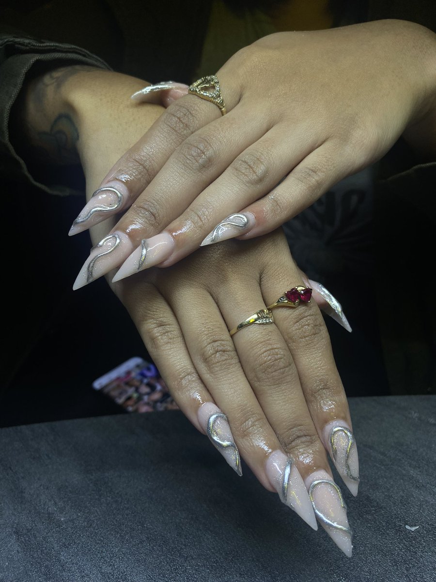 Yes we do nails too ☺️ Click that link in my bio