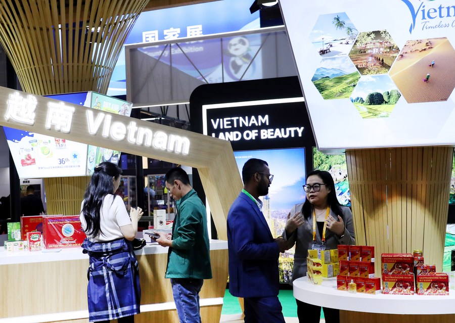 XHNews's tweet photo. China and Vietnam are friendly socialist neighbors with shared ideals, the same social system and similar development paths https://t.co/juqIXwGesd https://t.co/EWHhAOknwp
