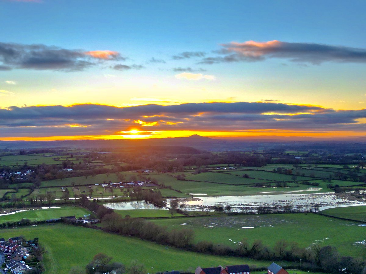 spj1958's tweet image. Looking towards the Wrekin from #Gnosall #loveukweather #mini3pro #sunset