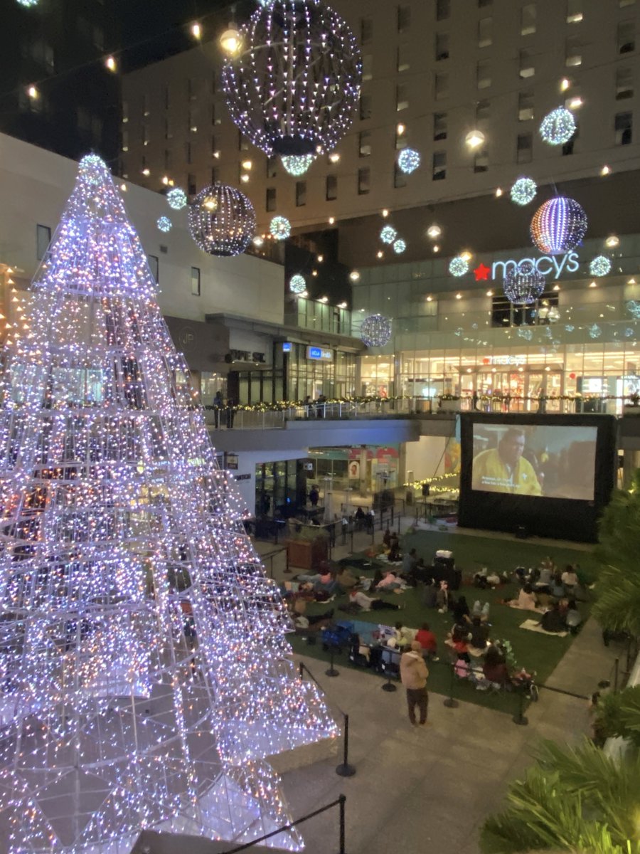 Join us for The Grinch (2018) this Thursday, 12.14.23 at 6pm sponsored by UCLA Health! 
🎥 Free of charge and open to the public
🌟 All ages and dogs welcome. You can bring low chairs, blankets and pillows
🍿 Full details and tickets: loom.ly/0Pc-jUk 

#theblocla