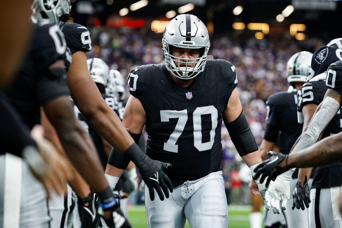 #ProBowlVote Greg Van Roten

Just Win Baby! Raider Nation! Please help send me to my first Pro Bowl! Every retweet counts as a vote.. 

More info here..

raiders.com/news/how-to-vo…