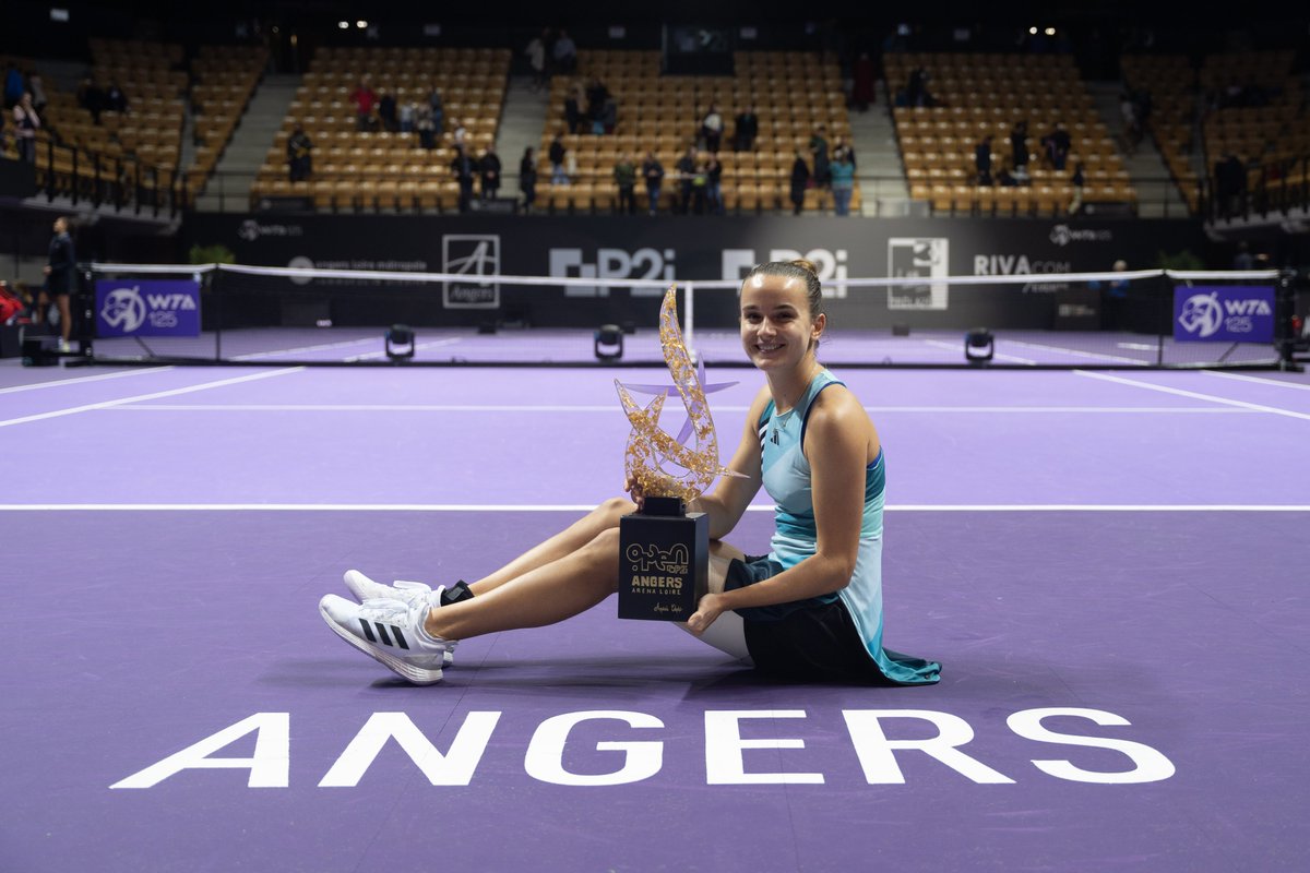 dans le JT ( 19 h ). Un morceau de tuffeau tombe sur une passante à <a href="/Angers/">Ville d'Angers</a>. Territoire intelligent, que deviennent les données ? <a href="/C_Nebbula/">Constance Nebbula</a> répond. Succès pour le <a href="/Defi_24H/">Défi 24H Téléthon</a> . <a href="/clara_burel/">Clara Burel</a> remporte le <a href="/LoireOpen/">Open In Arte Angers Loire</a>