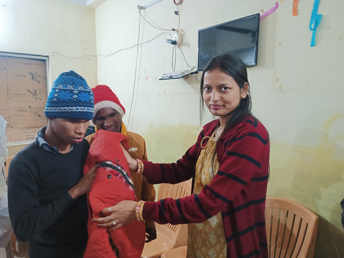 JatinKu21876459's tweet photo. अचानक से गिरे तापमान में जहाँ अधिकांश लोग घरों के अंदर दुबकने लग चेन्नई से चलकर आए जय केंद्रीय जीएसटी सुपरीटेंडेंट ने बच्चों को जैकेट एवं भोजन वितरण किया।
@BhartiyaConnect
@SonuSood
@HemantSorenJMM
@DumkaDc
@ianuragthakur
@NSSRDPATNA
@jhar_governor
@PMOIndia https://t.co/IVFwCm6035
