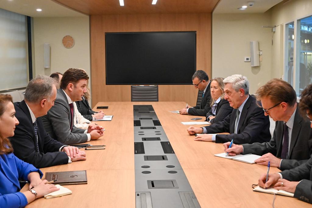 📌 Mtg with <a href="/FilippoGrandi/">Filippo Grandi</a>, <a href="/UN/">United Nations</a> High Commissioner for <a href="/Refugees/">UNHCR, the UN Refugee Agency</a> in #Geneva.

🎯 in the focus:
➖ support, partnership &amp; cooperation between Government of 🇲🇰 &amp; Office of 🇺🇳 #HighCommissioner.
➖ #NorthMacedonia one of the first countries in the world with 0️⃣ #stateless

#IBelong