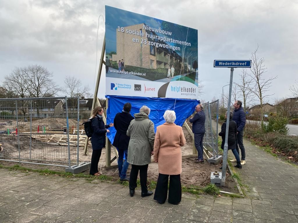 gemeentenuenen's tweet photo. Vandaag was de officiële start van de bouw van 23 zorgwoningen en 18 sociale huurappartementen aan de Wederikdreef. Een mooie uitbreiding van het sociale woningaanbod in onze gemeente. De gemeente heeft hiervoor een subsidie van ruim 300.000 euro toegekend aan Helpt Elkander. https://t.co/cgPHN5Deuv