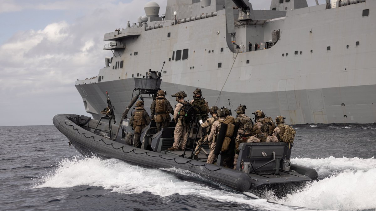 🌊Time for the High Seas🌊

#Marines with @24meu(MEU), conduct open-sea rigid-hull inflatable boat operations. 

PMINT is the 24th MEU’s first opportunity in the pre-deployment training to integrate with the @USSWaspLHD1 . 

(@USMC 📷 by Lance Cpl. Ryan Ramsammy)
#BlueGreenTeam
