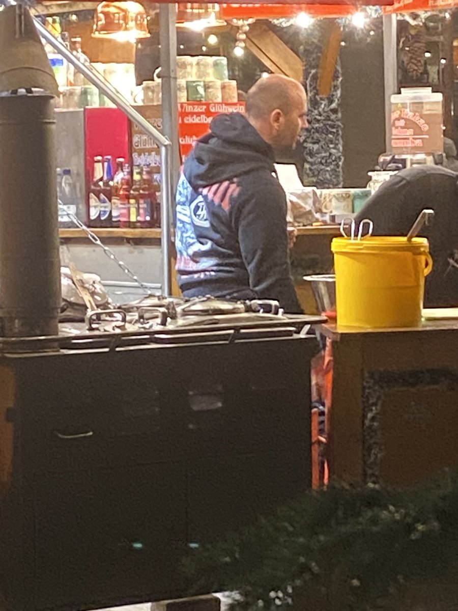 ScholzMumJugend's tweet photo. #dd1112 kurzer Bummel über die Weihnachtsmärkte in #Dresden und der Stand vorm Alex präsentiert sich in voller Pracht. #Nazis #Sucksen https://t.co/GhdeFD08Eb