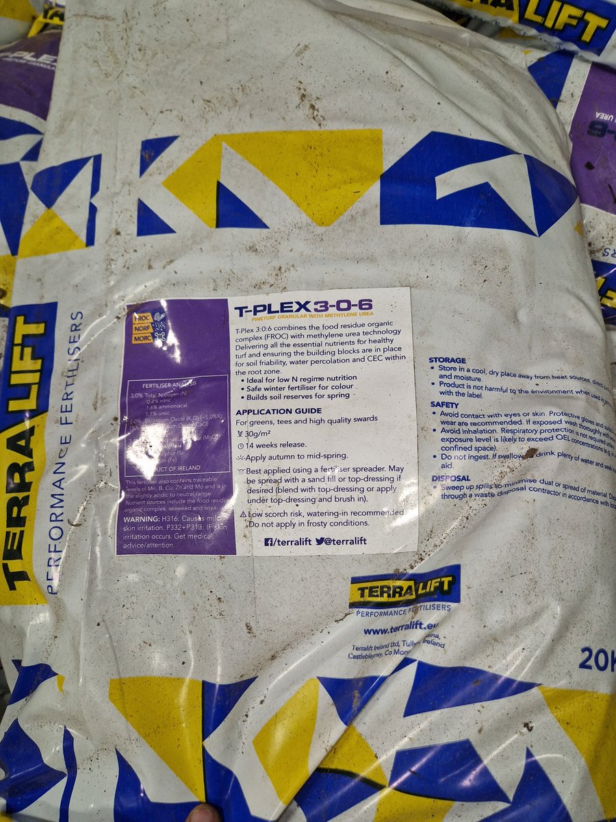 ChorleyGolfClub's tweet image. 11/12
Weather today not the forecast I saw. Drizzle all day giving another 4mm. It has to stop raining at some point doesn&apos;t it??
Holes changed and debris blown clear prior to granular feed application.
@DiggerduncTPL with big digger clearing some ditches.
Drains rodding too.