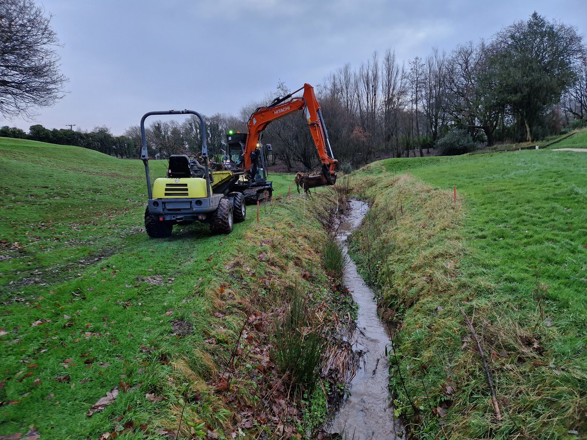 ChorleyGolfClub's tweet image. 11/12
Weather today not the forecast I saw. Drizzle all day giving another 4mm. It has to stop raining at some point doesn&apos;t it??
Holes changed and debris blown clear prior to granular feed application.
@DiggerduncTPL with big digger clearing some ditches.
Drains rodding too.