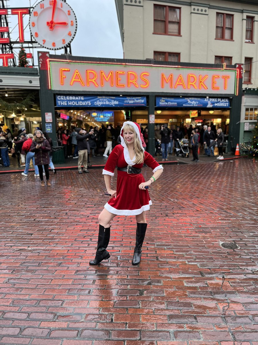 Went to my first SantaCon &amp; it was a blast! What did you do over the weekend? - <a href="/theoohsara/">Sara</a> ;)