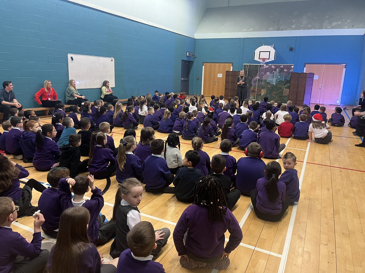 Thanks to @ShoogalieRoad for coming along to the school on Friday & putting on the Panto, ‘Sleeping Beauty’. Everyone really enjoyed it & we can’t wait until next year! #hesbehindyou #pantofun