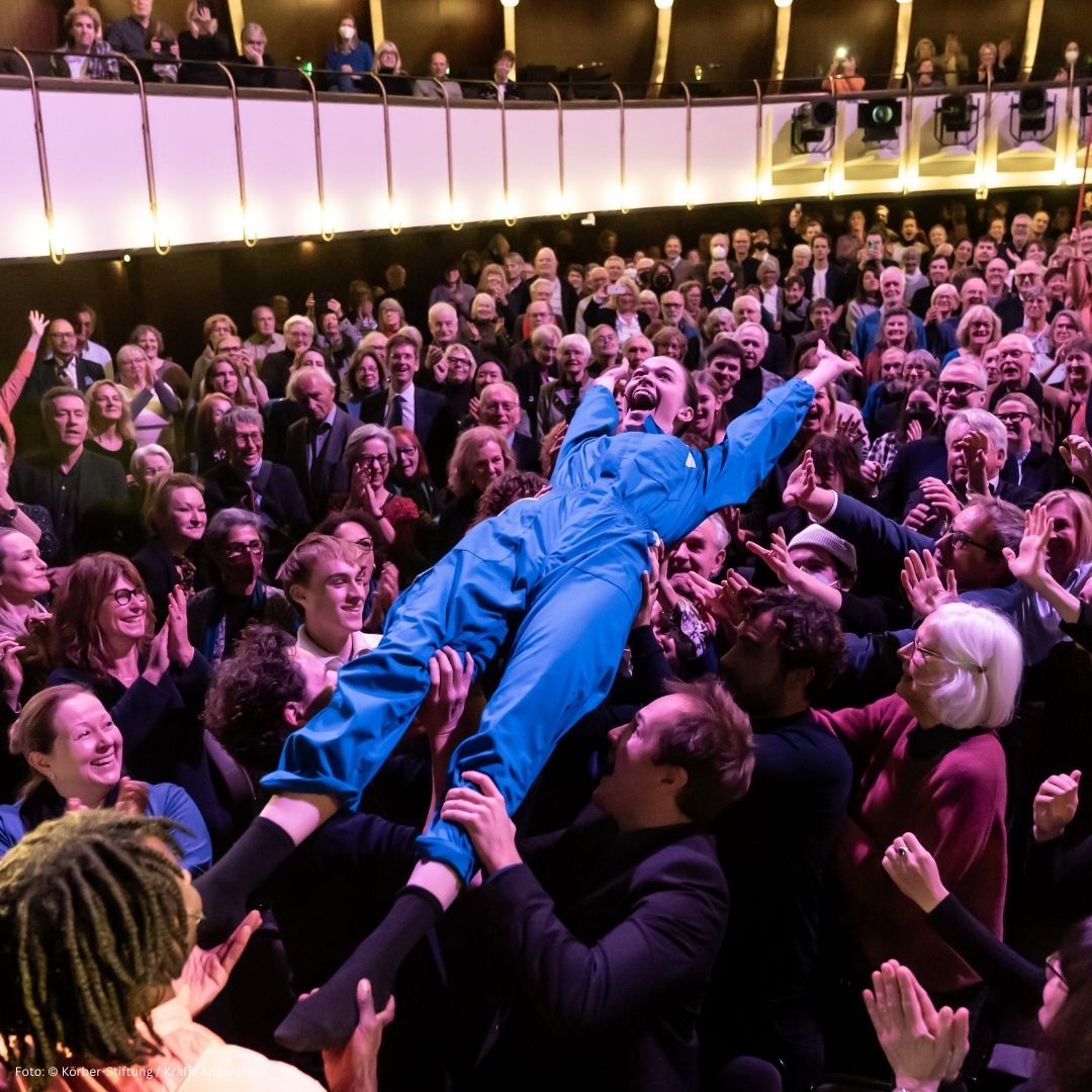 Herzlichen Glückwunsch an Schauspielerin Pauline Rénevier zum Boy-Gobert-Preis der @koerberstiftung und zum Weltrekord im Stagediving im @ThaliaTheater! @CarstenBrosda: 'Pauline Rénevier öffnet den Zuschauer*innen mit ihrem begeisternden Spiel einen ganz neuen Kosmos.'