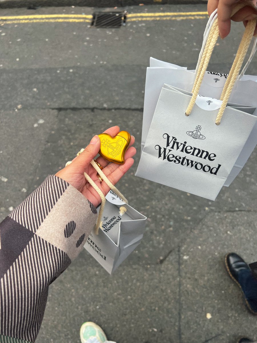 tashteshtish's tweet photo. vivienne westwood https://t.co/e5cAA2WQO5