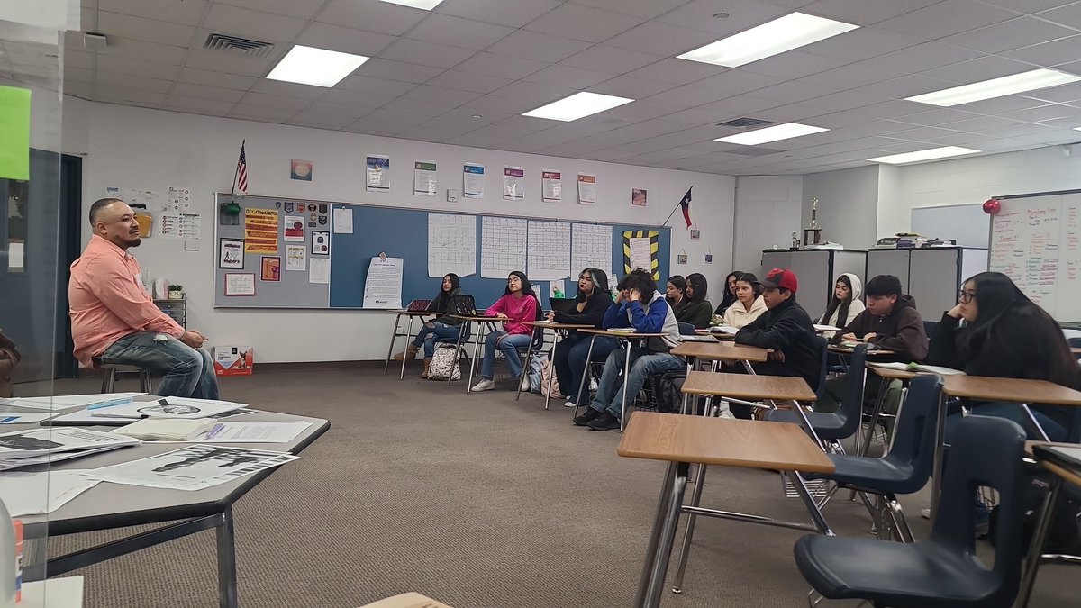 Bell to Bell, Quality Instruction. Real World Experience. All Day. Every Day. Learning Jurisdiction differences between the US and Singapore, brought by US Navy Ret. Rudolpho Ruiz. #ThisIsLIBERTAS ⚖️ #TheStandardIsHigh Only @Ahs_Libertas Only @Americas_HS Only @SocorroISD