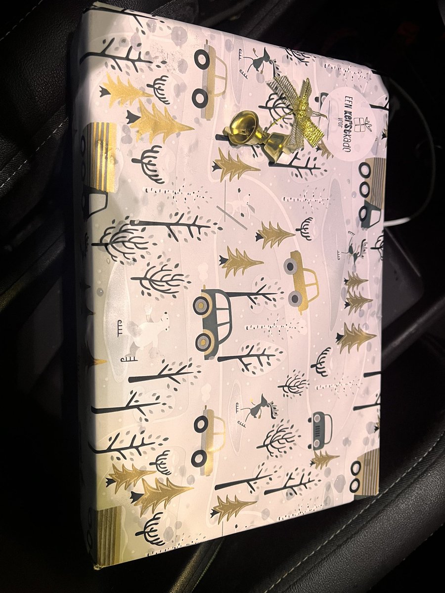 Kerstkado gevonden op de betaalautomaat bij de P&amp;R Science Park Utrecht. Lukt het X om de eigenaar te vinden? #Kerstkado #Utrecht #WKZ #Uni #UMC #HogeSchool #Kerst