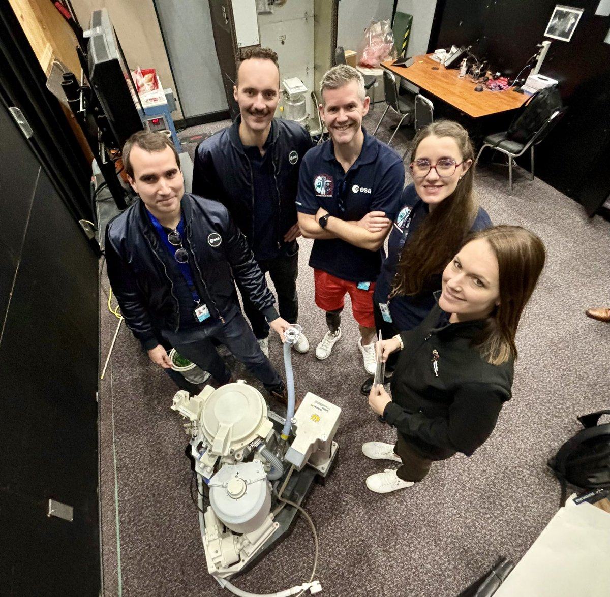 Here at @NASA_Johnson with our @esaspaceflight basic astronaut training group for their first familiarization and training trip. Quiz: what is their very first class about? ;) #LivingTheDream @Astro_Rosemary @ESAastro_Marco @iamfivetoes @Raph_Astro @AussieAstroKat @Soph_astro…