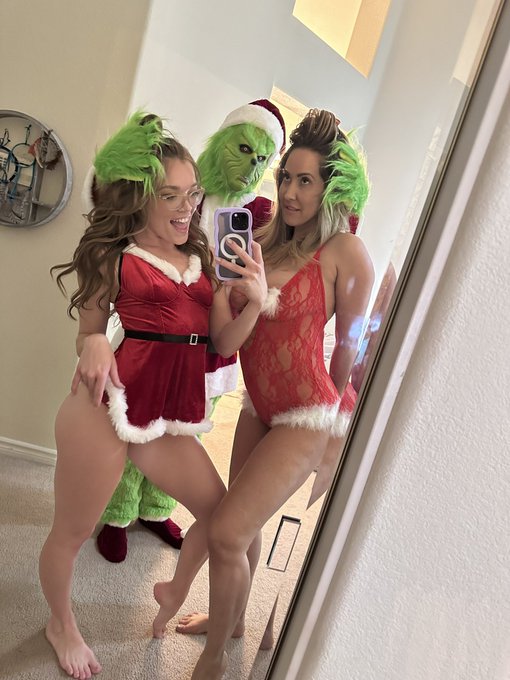 Someone paid us a little visit🎅 Coming soon💋 ✨💋https://t.co/CVRauZaA37💋✨ @IsisLove https://t.co/6pzk