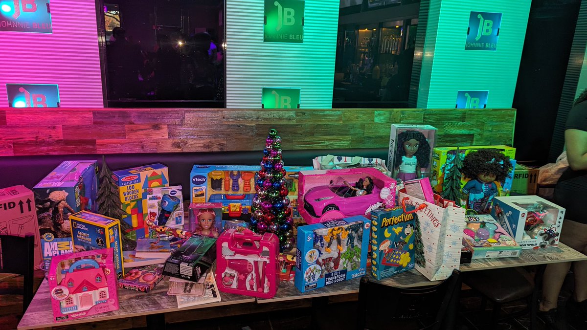 HAABSE3's tweet image. Our annual Holiday Celebration &amp;amp; Toy Drive was a success because our members have the biggest hearts! 🖤❤️ Hundreds of toys were collected and will be donated next week to an area women/children&apos;s shelter. #HAABSEHoliday23 #PartyWithAPurpose