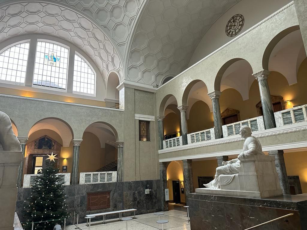 How to use AI for learning? How to teach about AI? We will discuss these questions on Thursday night (14.12.23, 18:00) in our beautiful main building at <a href="/LMU_Muenchen/">Universität München</a> (event in German). It's free :-).  Live stream and details: hcilab.org/event/lernen-k…
<a href="/mimuc/">LMU Media Informatics Group</a>