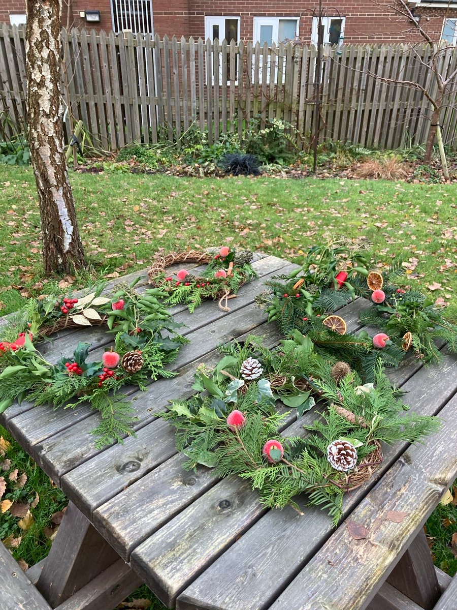 It's beginning to look alot like Christmas at the Dementia Hub gardening group this afternoon🎄Wreath making, utilising skills, creating memories & socially connecting @JennyBailey__ @TessJMcGrath @SarahJu73764461 @NottsHealthcare @Enviro_nottshc @AHPsNottsHC