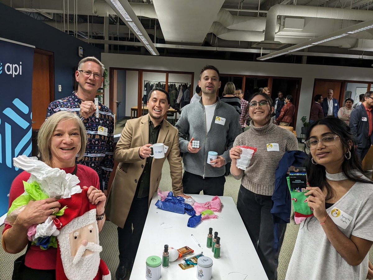 Thank you to everyone who joined us last week at the Jingle &amp; Mingle Holiday Mixer to celebrate all our milestones in 2023, participate in the fundraising campaign of our Hub member Tiny HeartsCan Foundation, network, and engage in interactive games. It was excellent! #hihmeetup