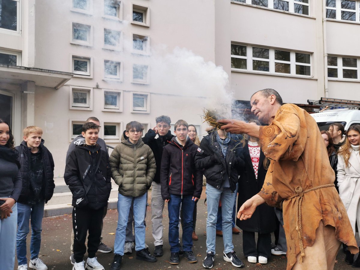 [ <a href="/Samara_Parc/">Samara Parc Archéologique</a> hors les murs ] 🔥 Aujourd'hui, Mohammed, médiateur culturel de Somme Patrimoine, intervenait à la Cité Scolaire Gambetta-Carnot d'Arras dans le cadre de leur semaine culturelle "Tout feu tout flamme" !

#sommepatrimoine #samara #arras #lyceegambettacarnot