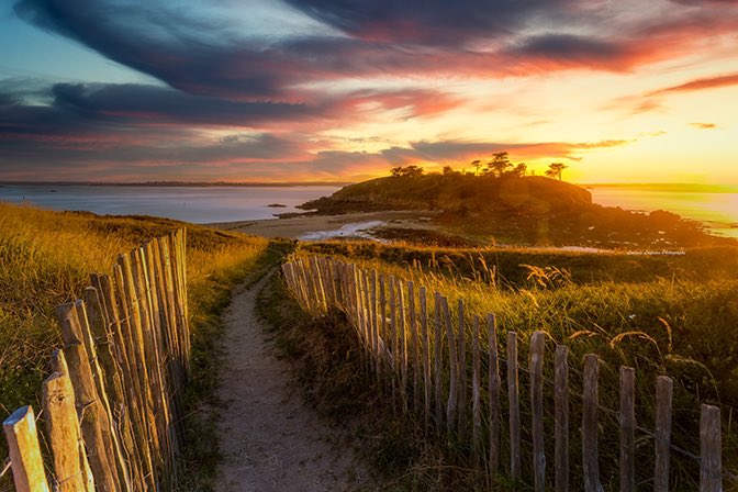 La Côte d'Emeraude autour de Saint-Malo regorge d'endroits magiques à découvrir. Par exemple l'île du Perron à Saint-Briac comme ici lors d’un coucher de soleil exceptionnel !!! Belle soirée à tous depuis les Côtes d’Armor …