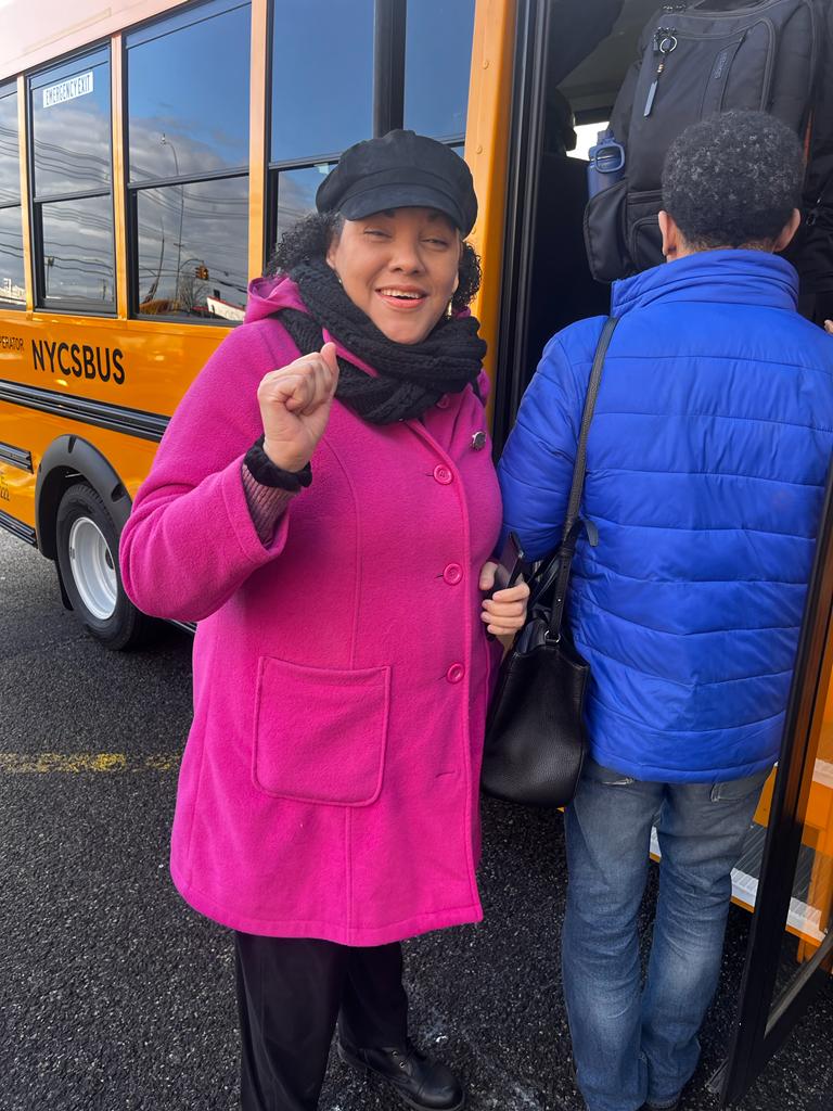 A tour of the growing Electric School Bus fleet in the #Bronx by #environmental groups wouldn't be complete without the parents of riders
#CleanRide4kids