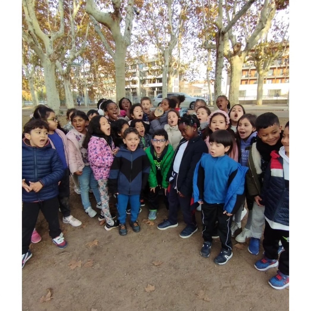 sagratcorvic's tweet photo. Els alumnes de Cicle Inicial hem trobat el tió! 🪵🪵 Com que tenia fred i gana, l'hem portat a l'escola! Ara ens encarregarem de posar-li una manta i d'alimentar-lo molt bé! 🍊🍌🥝 #escola #vic #primaria #scv #scvpri https://t.co/pxeJFPOoIk