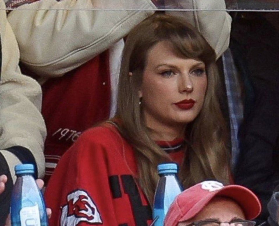 americanamemes's tweet image. When I’m trying to make a left turn in LA and the car three cars ahead of me doesn’t pull up far enough costing us all to not make the light: