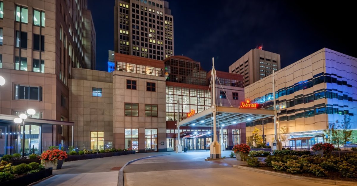 Stay in the know about all the happenings and deals at the Cleveland Marriott Downtown at Key Tower. Sign up for our newsletter now! marriott-local-news.com/clesc