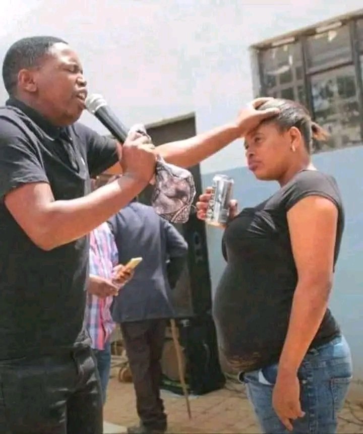 Mbakaza4L's tweet photo. I'm not negative, but this woman won't stop drinking alcohol. 🤷🏿‍♂️ https://t.co/NZ5ush5umA