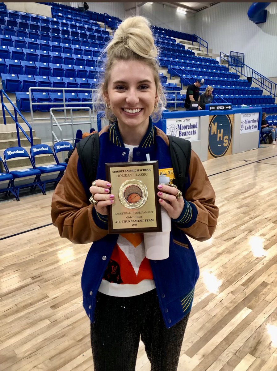 handle_hoops's tweet photo. Way2Go JQ!!!!  This girl is an absolute leader with selflessness !  Give her the task and she brings u results!  So proud of u and thanks for being apart of HandleHoops! @platinumWTX @jq_berry11 @amyeb1111 @thewyattwheatly https://t.co/8rCUgf19Ts