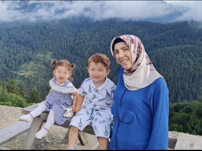 masumlaravuslat's tweet photo. KHK ile kapatılan bir eğitim kurumunda çalıştığı ve banka hesabı olduğu gerekçesiyle aldığı 6 yıl 3 aylık cezası onanan öğretmen Esra Songur 2 yaşındaki kızı Fatmanur ve 4 yaşındaki oğlu Ahmet'le birlikte 27 Kasım'dan beri Kastamonu Cezaevi'nde. @zuleyhagulum 

#AnayasaMadde38 https://t.co/uDn4JqZ0MU