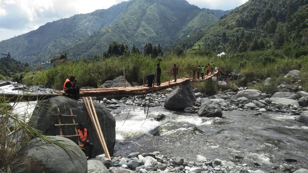 Connectivity is a key requirement for tourism. This also assists the local people when they are able to perform their local trades and livelihoods. A temporary bridge under construction on River Mubuku, in #RuboniVillage #Besttourismvillages